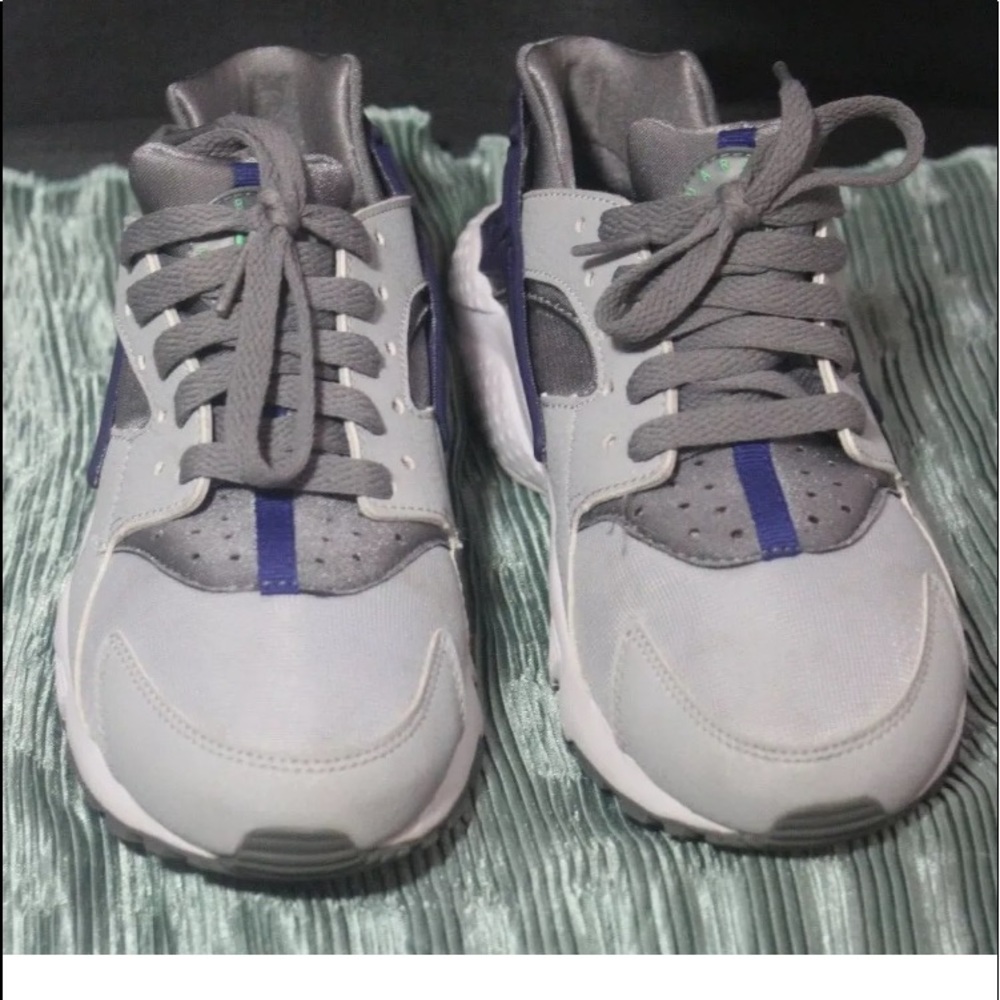 Nike huaraches boys size 5.5y